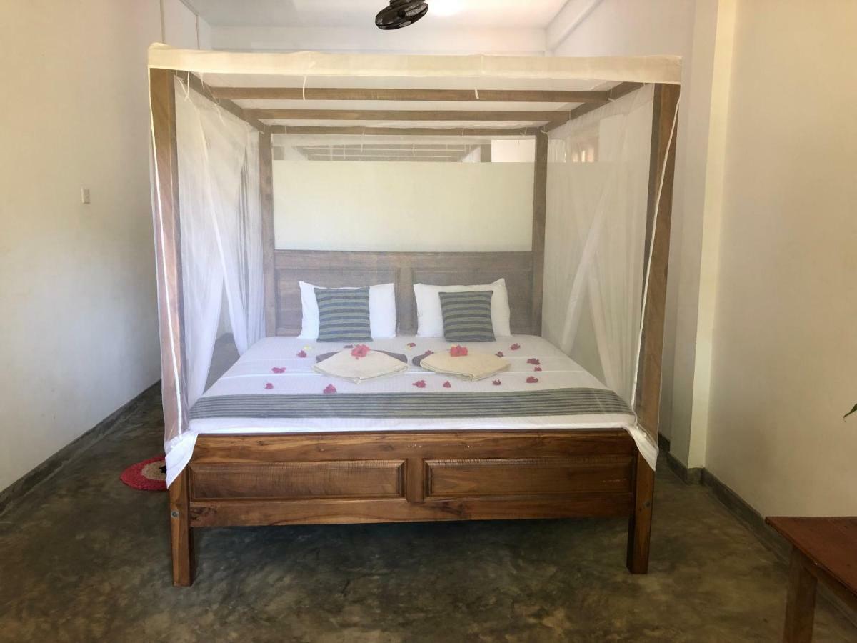 ディックウェラ Hiriketiya White House Bed & Breakfast エクステリア 写真