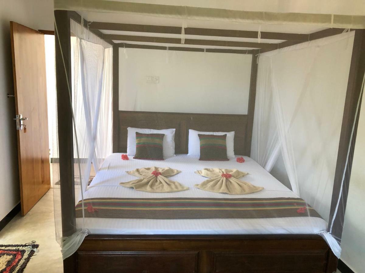 ディックウェラ Hiriketiya White House Bed & Breakfast エクステリア 写真