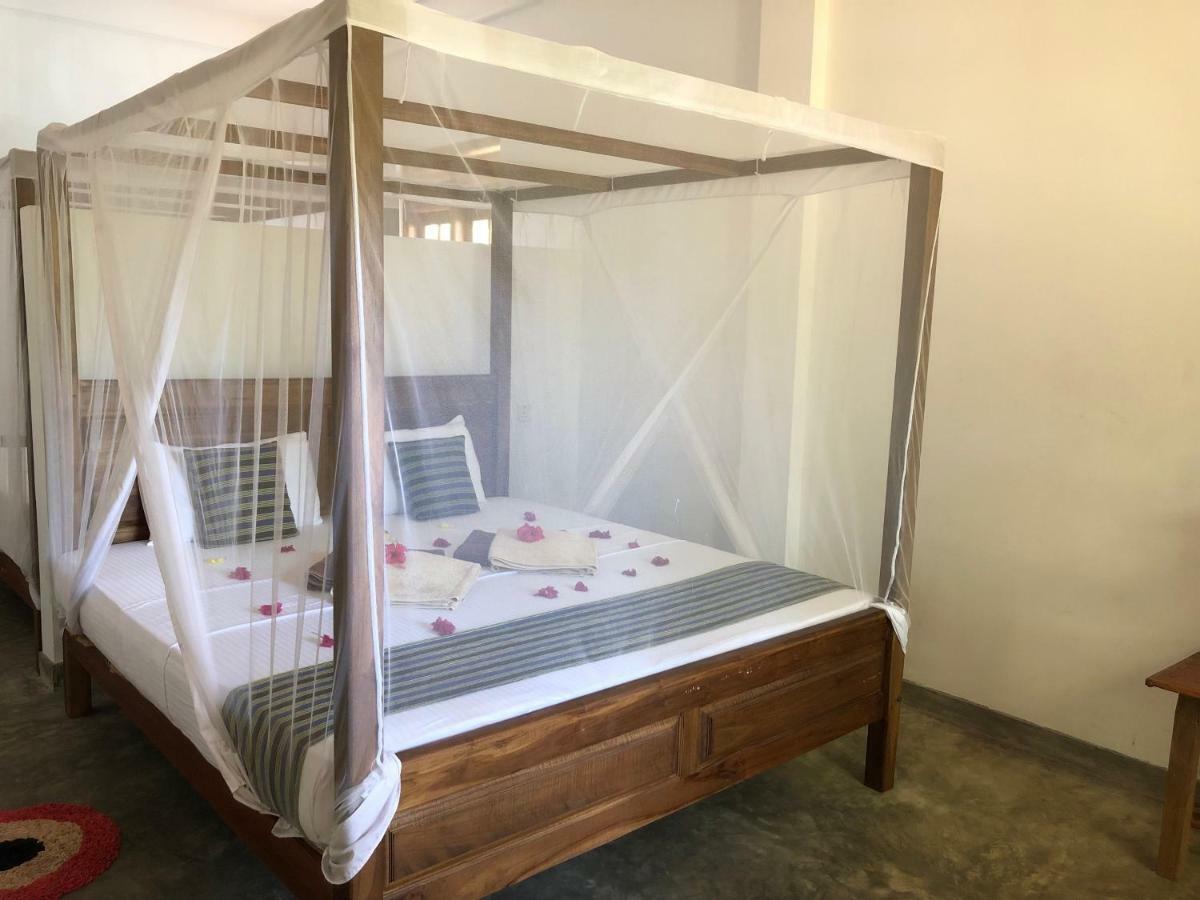 ディックウェラ Hiriketiya White House Bed & Breakfast エクステリア 写真