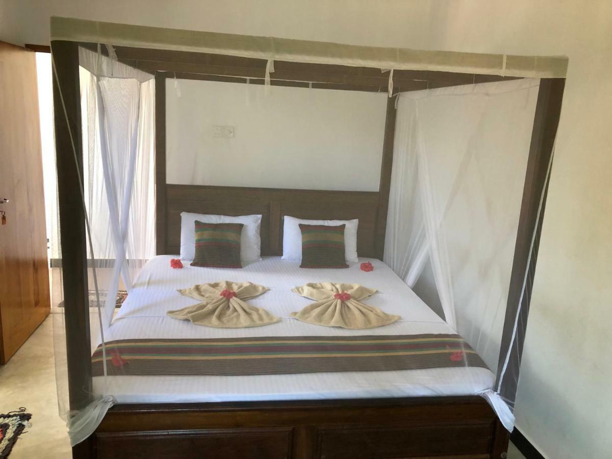 ディックウェラ Hiriketiya White House Bed & Breakfast エクステリア 写真